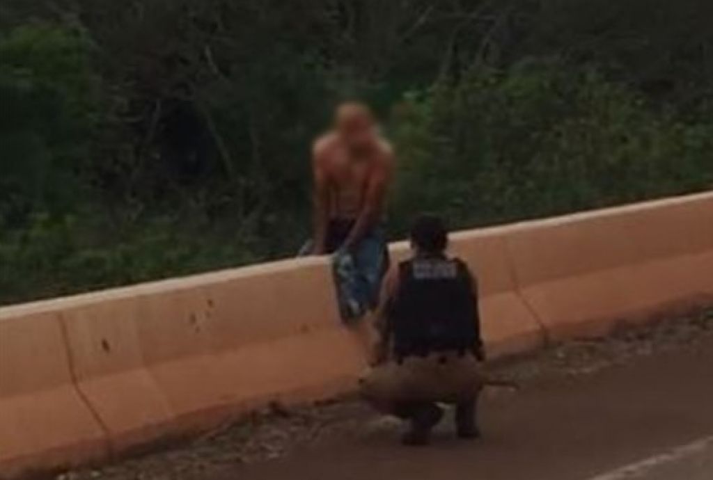 Imagem referente a Polícia Militar evita que homem pule da ponte do Rio Piquiri na PR-182