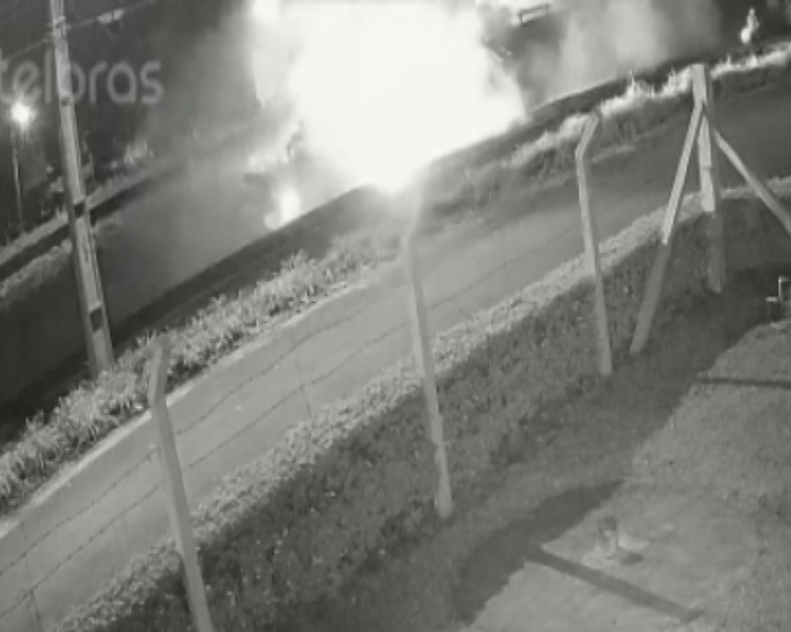 Imagem referente a Impressionante: câmera registra colisão e incêndio que vitimou casal na BR-277