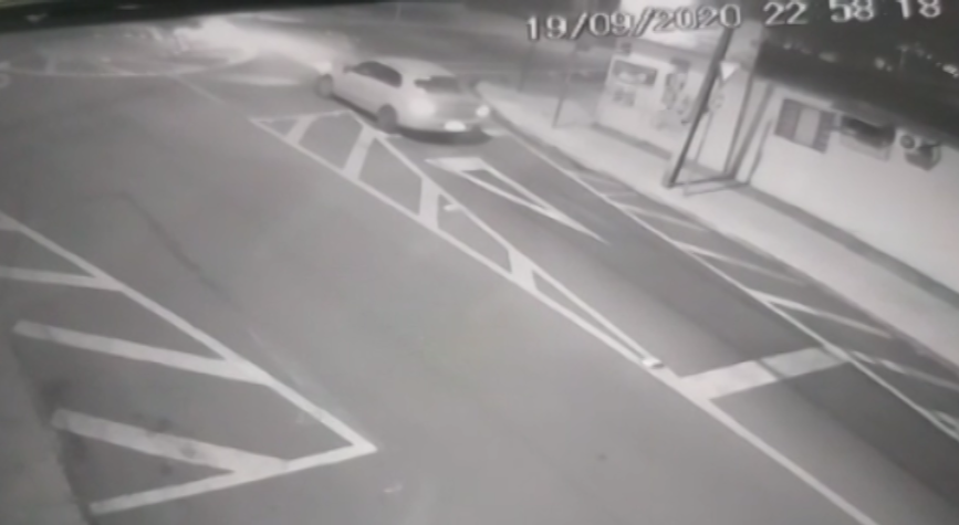 Imagem referente a Câmeras flagram condutor de carro atingindo moto e fugindo do local; duas pessoas ficaram feridas
