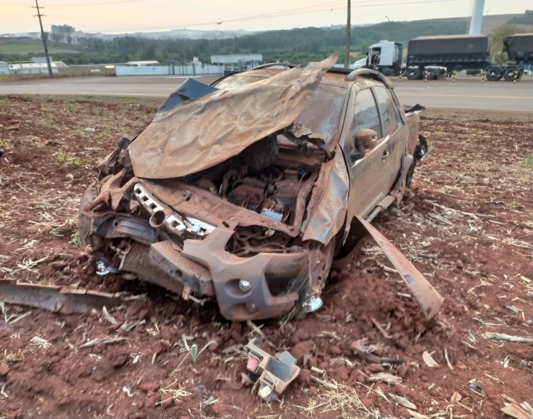 Imagem referente a Carro fica destruído em capotamento na PR-317, entre Ouro Verde do Oeste e Toledo