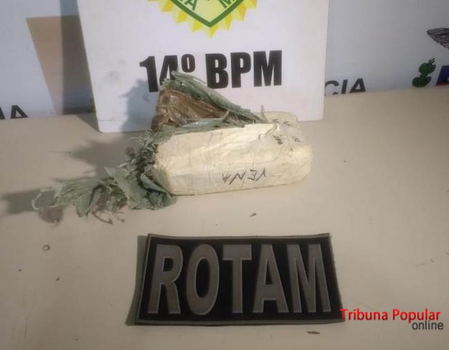 Imagem referente a ROTAM detém indivíduo com tablete de maconha no Jardim Almada, em Foz do Iguaçu