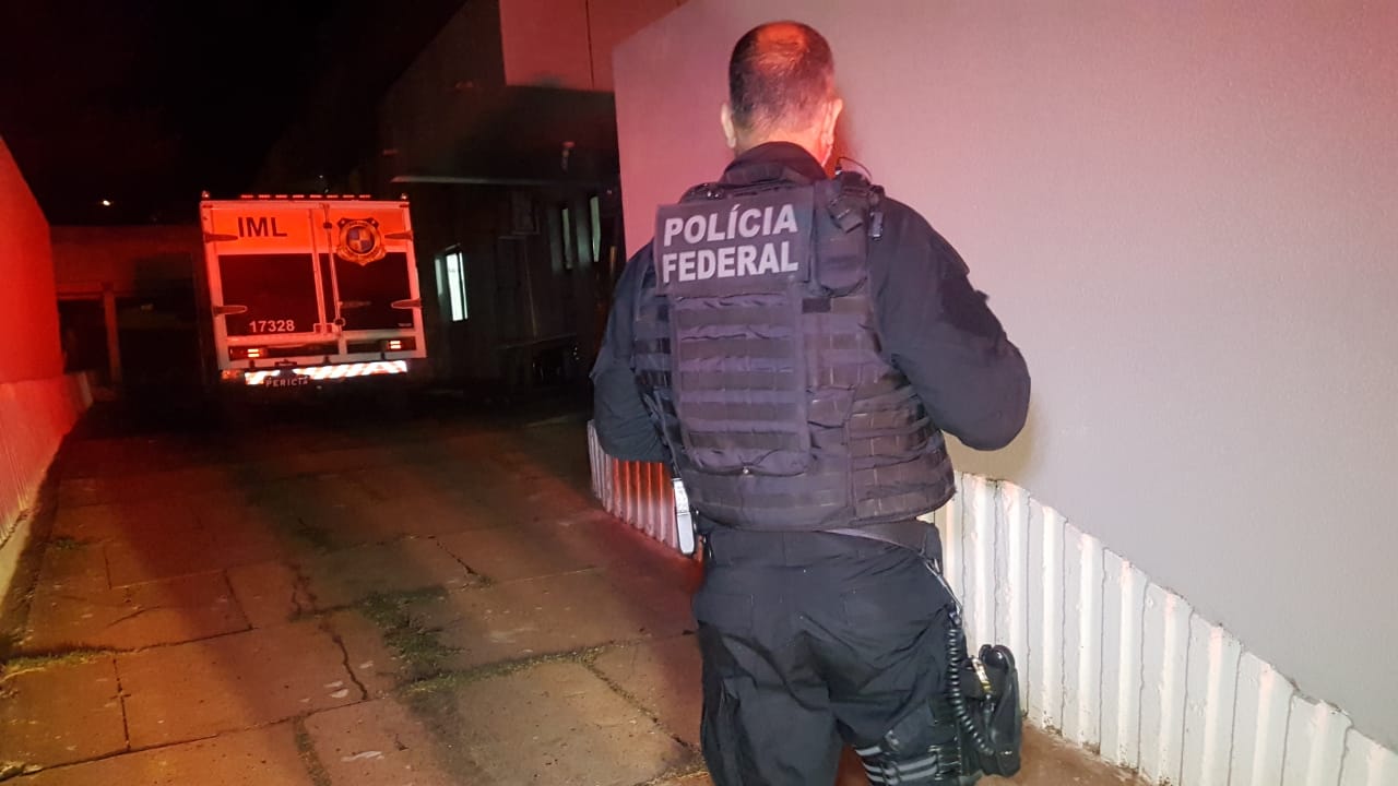 Imagem referente a Corpo de Elias Maluco é levado ao IML de Cascavel escoltado pela Polícia Federal