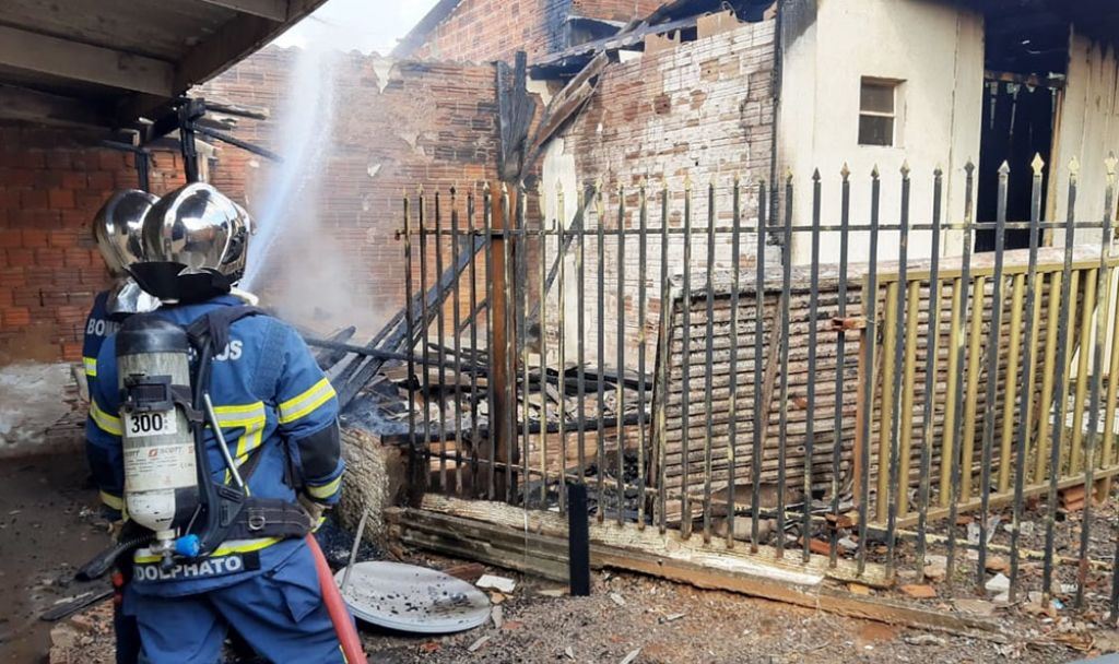 Imagem referente a Incêndio destrói parte de residência no Bairro Ouro Branco, em Umuarama