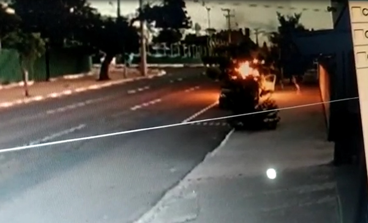 Imagem referente a Veja: câmera mostra veículo em chamas na Rua Barão do Cerro Azul