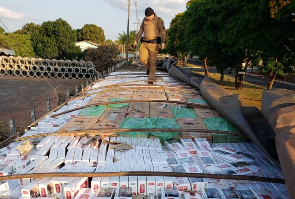 Imagem referente a Carreta com 800 caixas de cigarros contrabandeados é apreendida na PR-323