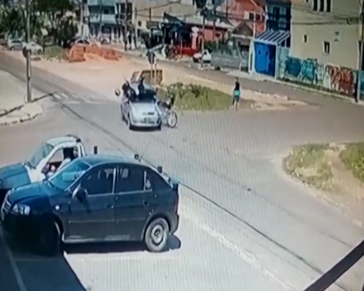 Imagem referente a Veja: motorista foge após atropelar e deixar motociclista gravemente ferido
