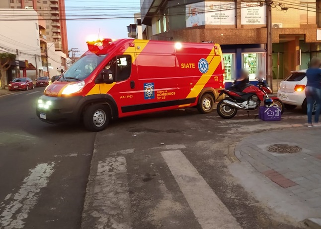 Imagem referente a Colisão entre carro e moto deixa entregador de lanches ferido na área central