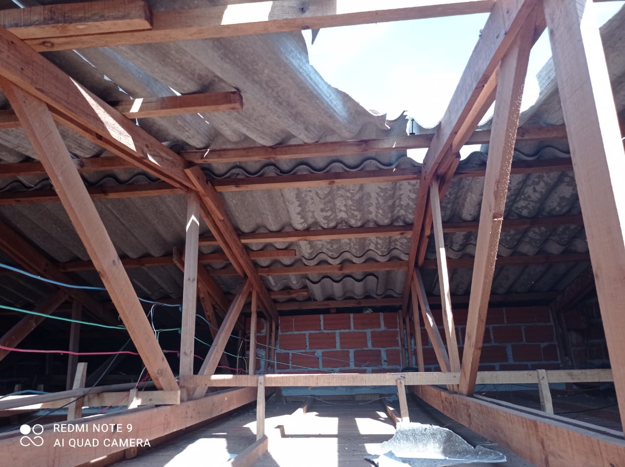 Imagem referente a Redemoinho danifica telhado de três casas no Clarito