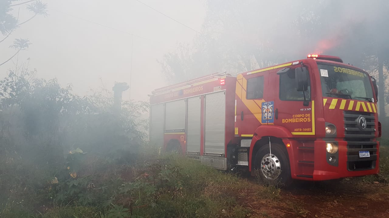 Imagem referente a Bombeiros combatem incêndio em extensa área de vegetação no Cascavel Velho
