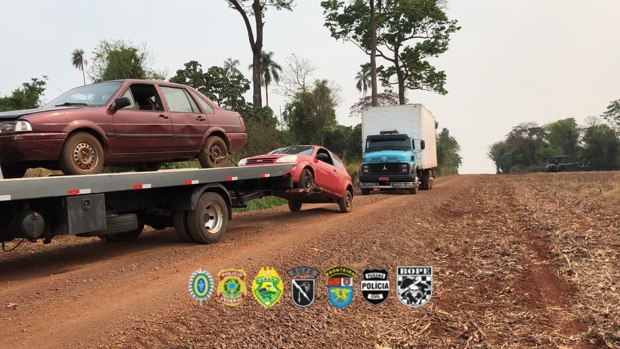 Imagem referente a Caminhão e dois carros carregados com cigarros são apreendidos em Guaíra