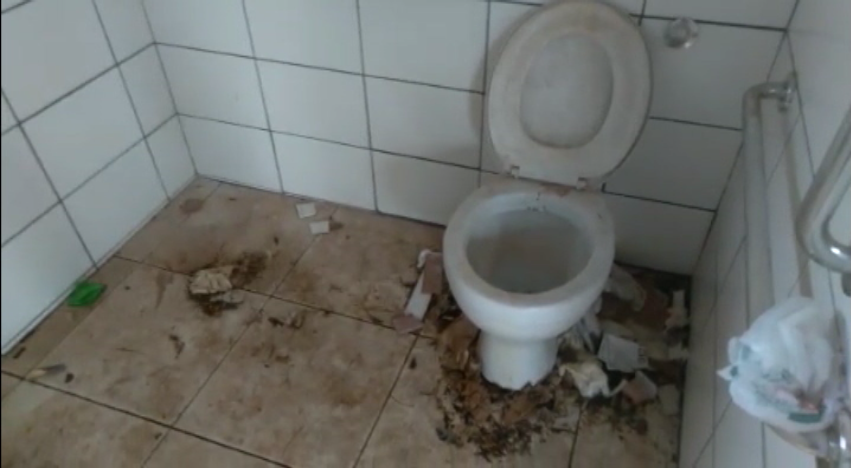 Imagem referente a Mau uso: morador registra vídeo mostrando situação de banheiro em estrutura na Av. Tancredo Neves