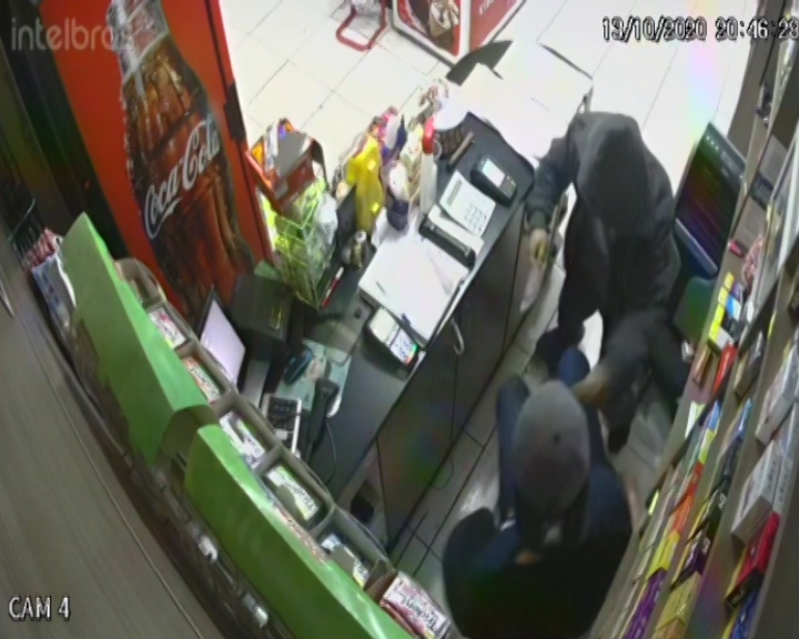 Imagem referente a Armado com faca, ladrão age com truculência e rouba dinheiro no Santa Cruz