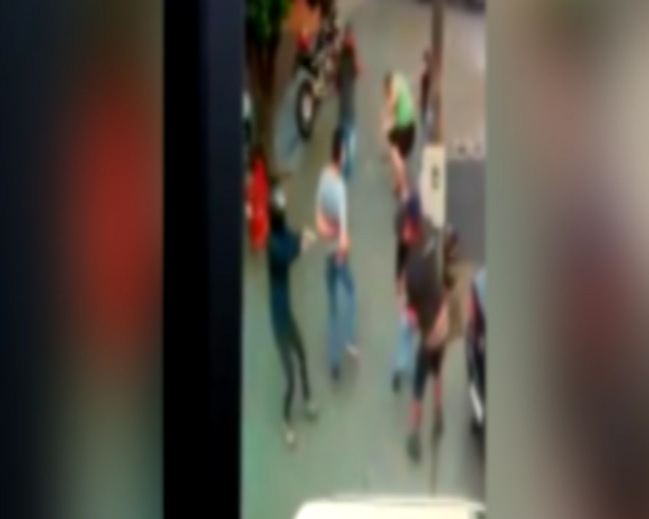 Imagem referente a Veja: câmera mostra atirador que matou um e baleou dois no Bairro Santa Felicidade