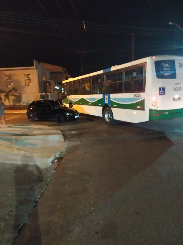 Imagem referente a Colisão de trânsito envolve carro e ônibus no Bairro Cataratas