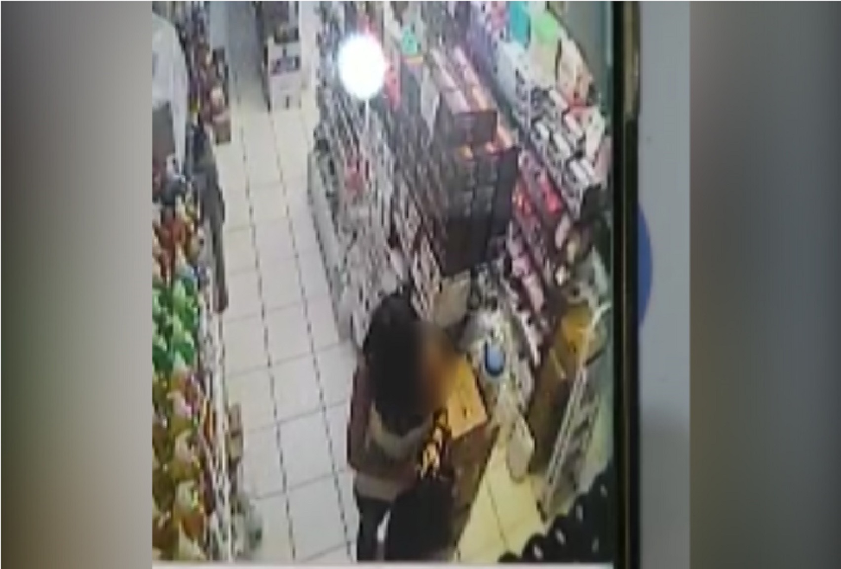Imagem referente a Câmera flagra suposto furto de produtos em loja de cosméticos no Centro