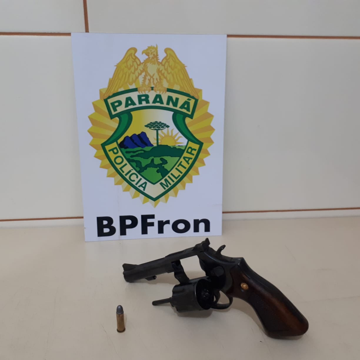Imagem referente a BPFron e Rotam apreendem revólver em Santa Isabel do Ivaí
