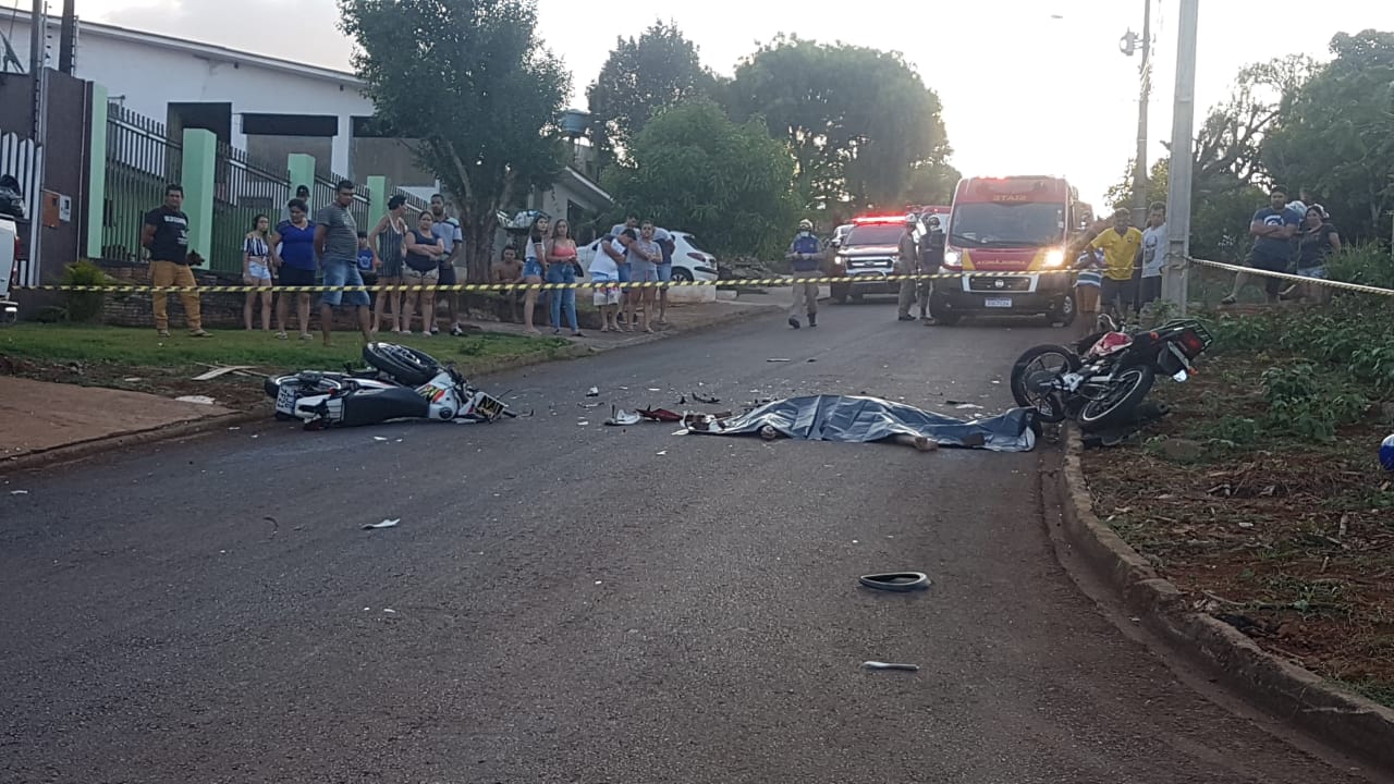 Imagem referente a Gravíssima colisão entre motos mata duas pessoas no Bairro Universitário; uma terceira pessoa ficou ferida