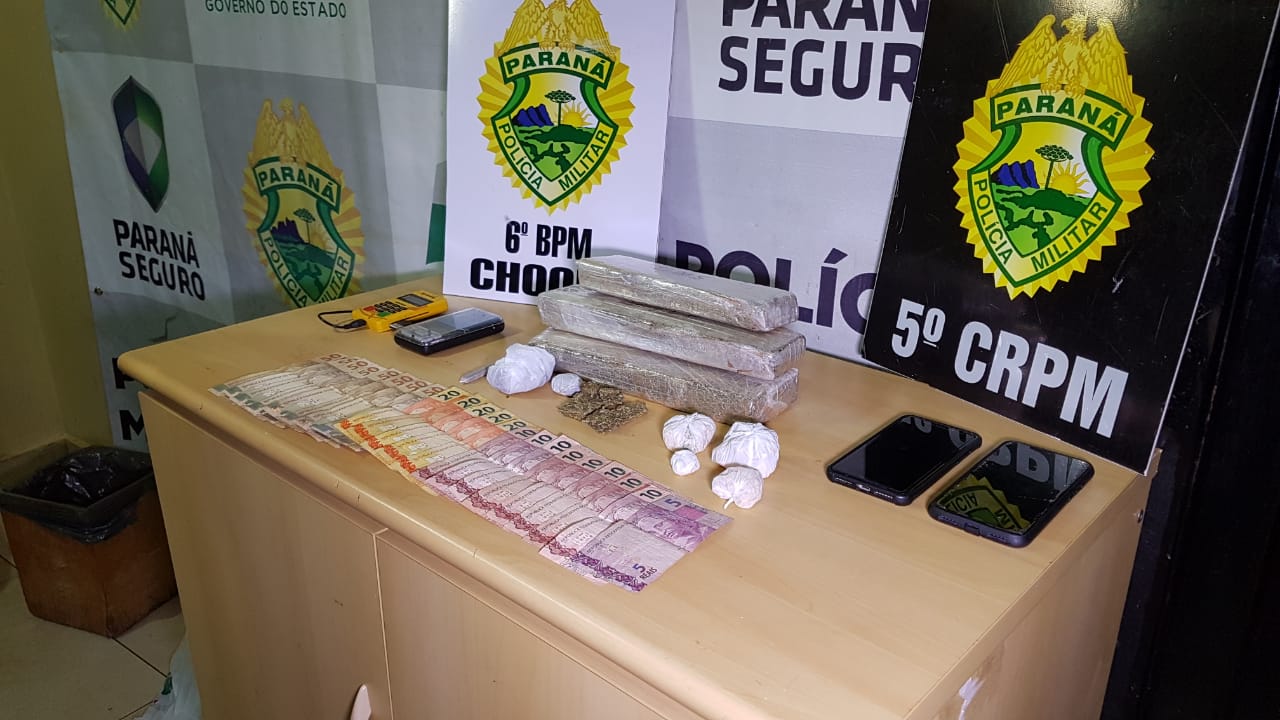 Imagem referente a Dupla é detida com maconha, crack, dinheiro e máquina de cartão