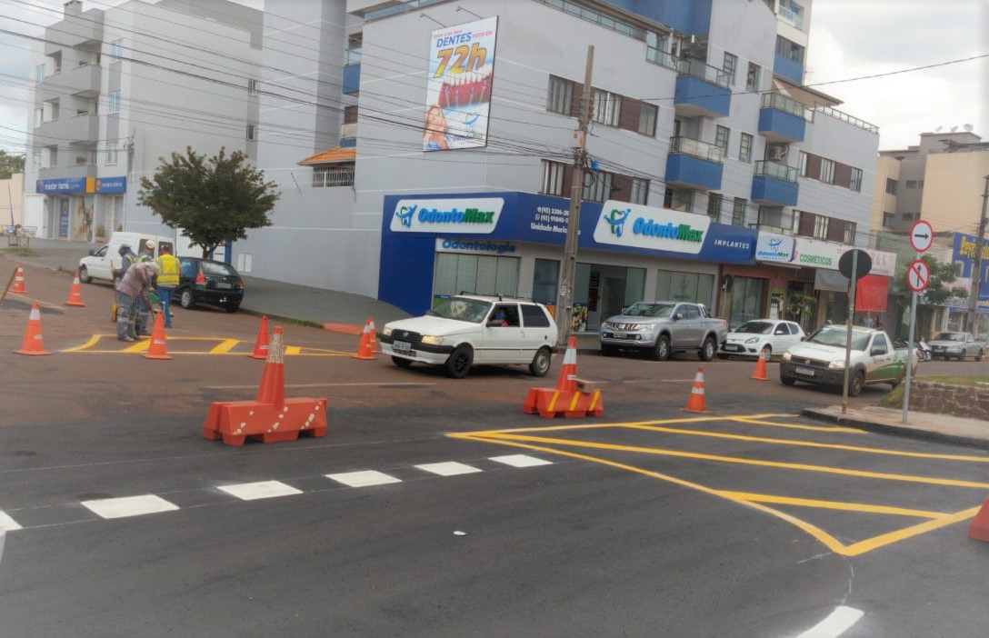 Equipe conclui sinalização em trecho de obra na Av. Carlos Gomes