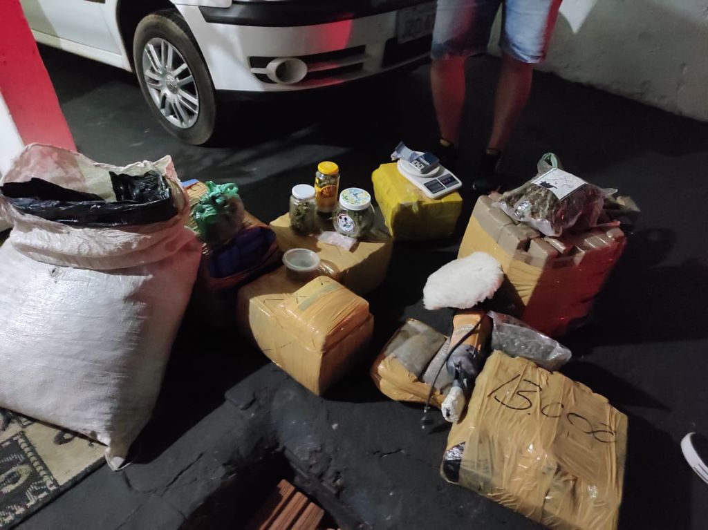 Imagem referente a Polícia apreende maconha, drogas sintéticas e prende cinco suspeitos em Umuarama
