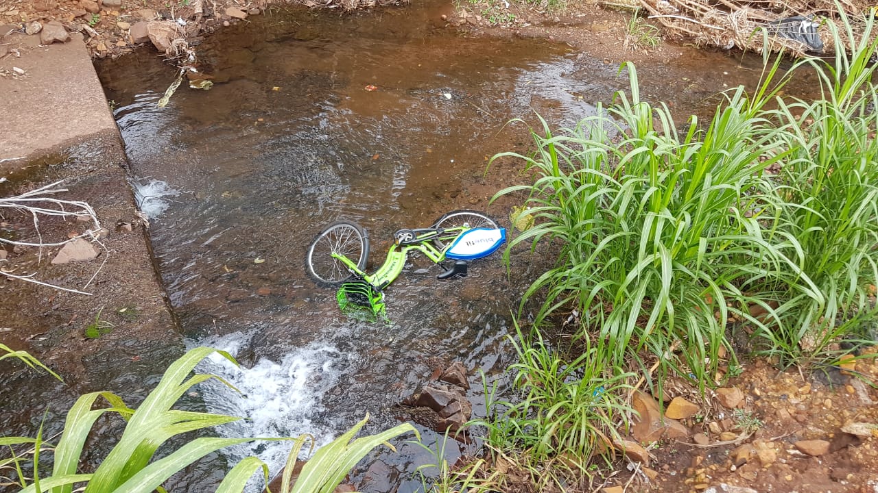 Imagem referente a Bicicleta de uso compartilhado é encontrada em riacho no Bairro Santa Cruz