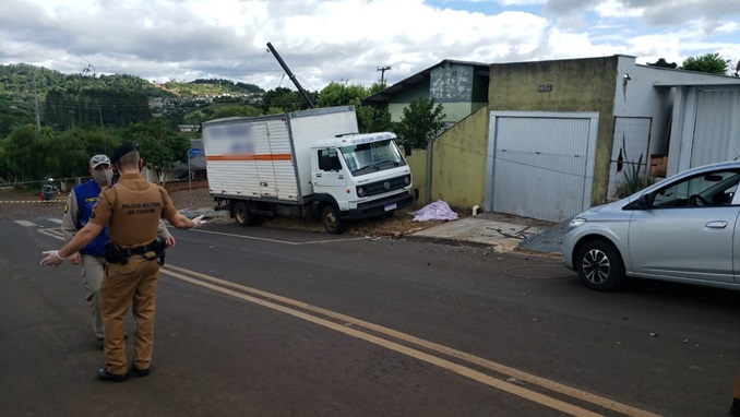 Imagem referente a Fatalidade: Homem morre atropelado por caminhão desgovernado em Marmeleiro