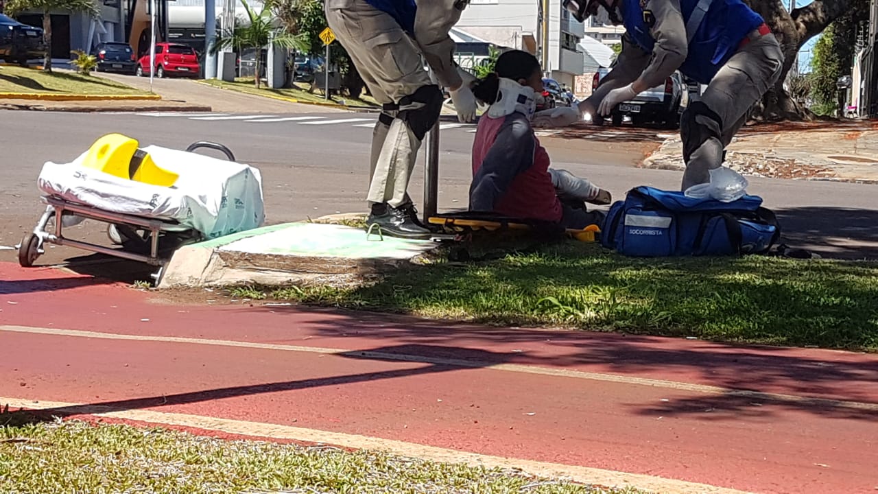 Imagem referente a Idosa de 62 anos é socorrida após ser atropelada na Avenida Tancredo Neves