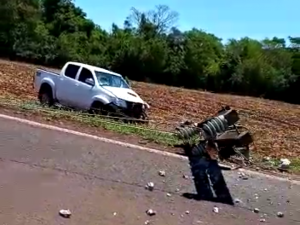 Imagem referente a Condutor perde controle do veículo e derruba poste no interior de Marechal Rondon