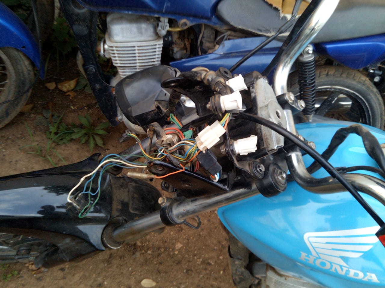 Imagem referente a Moto furtada em 2017 é recuperada pela Polícia Civil que localiza outros veículos