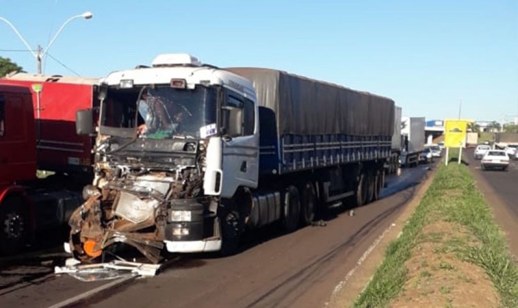 Imagem referente a Colisão traseira entre caminhões é registrada na PR-323, em Umuarama