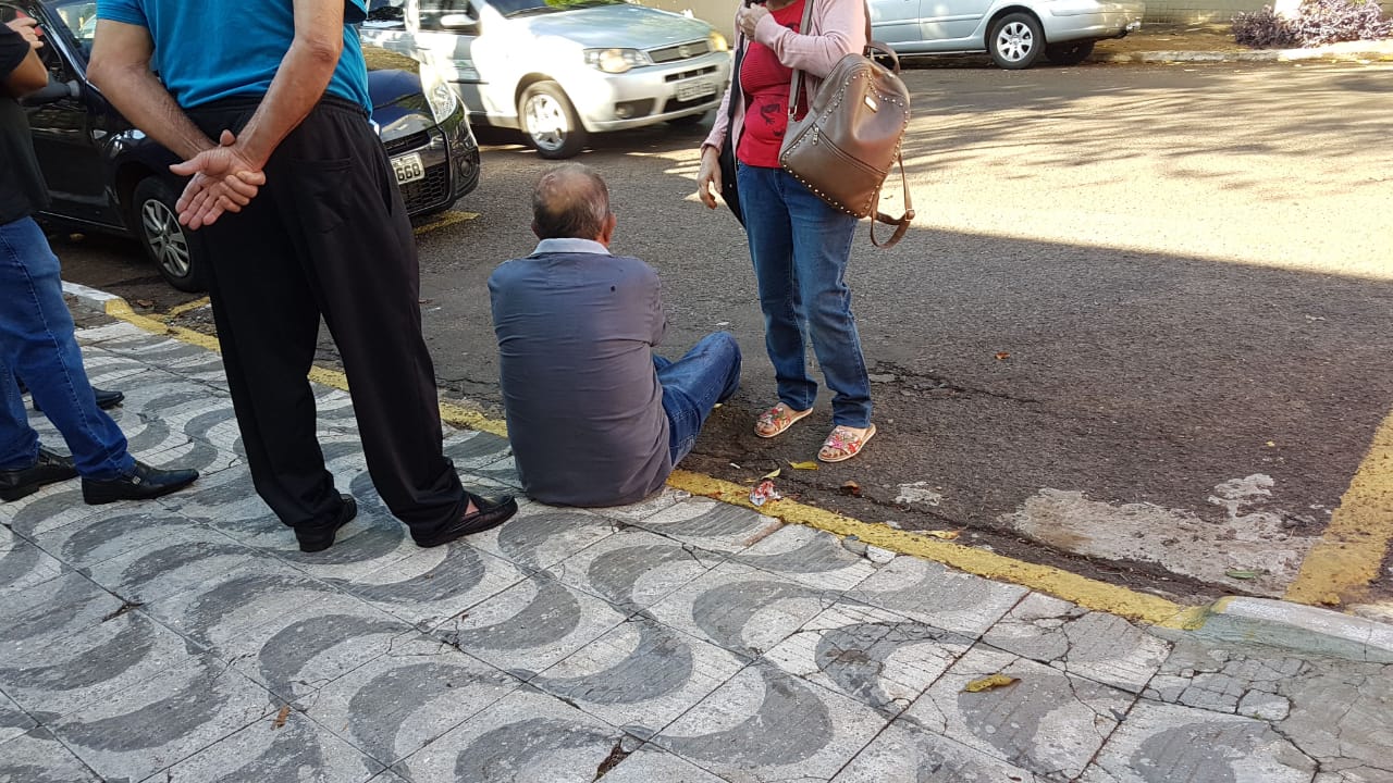 Imagem referente a Ao correr para alcançar ônibus, idoso sofre queda na calçada e fica ferido