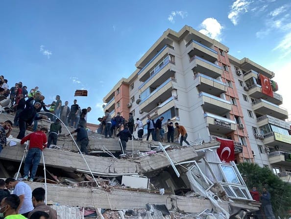 Imagem referente a Equipes resgatam sobreviventes na Turquia, uma semana após terremoto