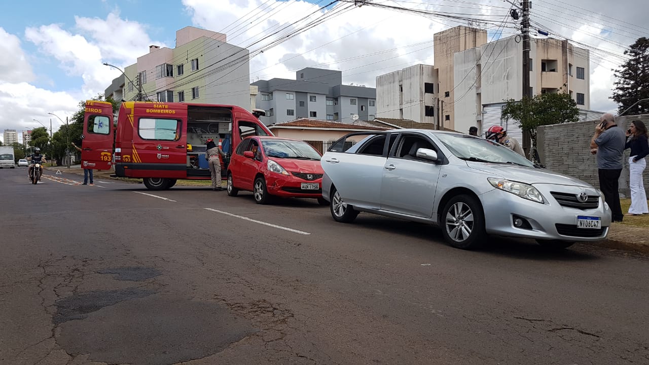 Imagem referente a Homem é socorrido após colisão entre carros no Bairro Coqueiral