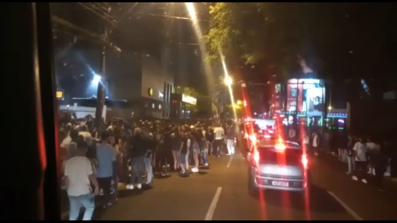 Imagem referente a Internautas registram grande aglomeração de pessoas na Rua Paraná e ficam revoltados