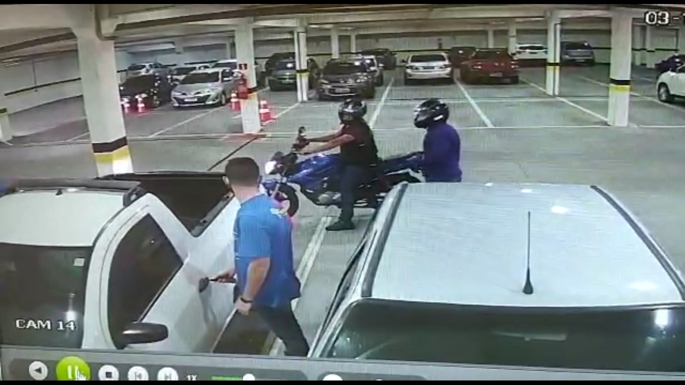 Imagem referente a Homem com malote com quase R$ 100 mil é roubado no estacionamento do Sicredi
