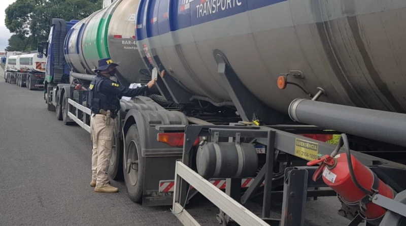Imagem referente a PRF apreende carreta carregada de óleo vegetal em tanque de produto perigoso no Paraná