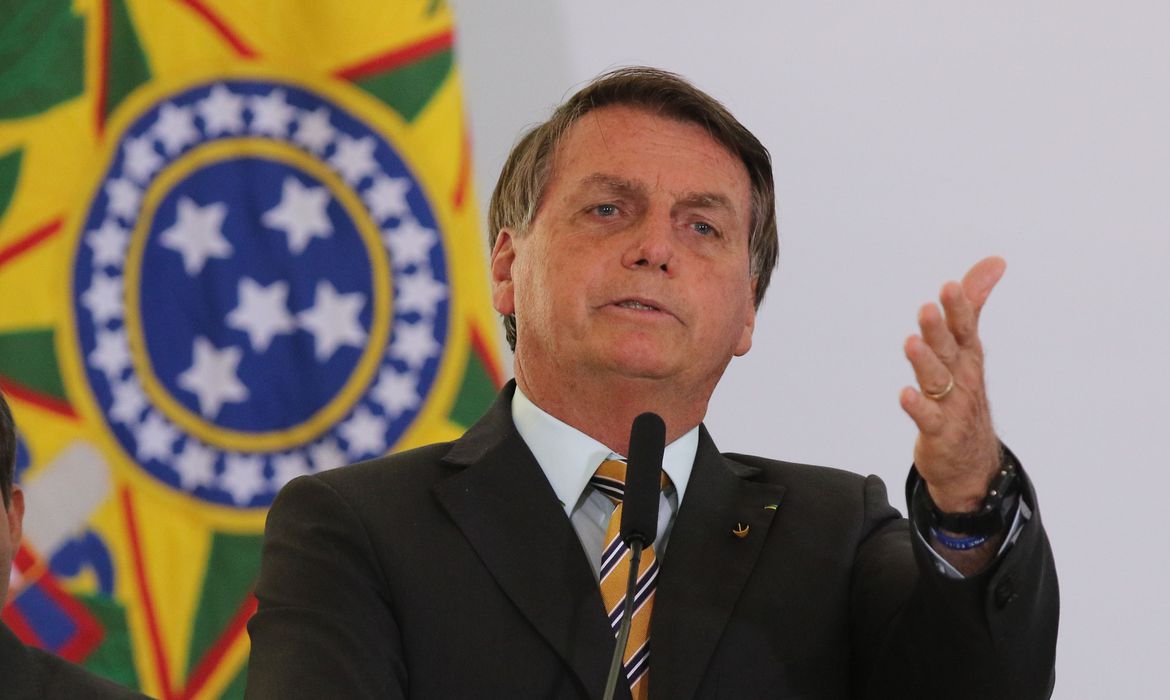 Imagem referente a Bolsonaro diz no Twitter que energia está voltando no Amapá