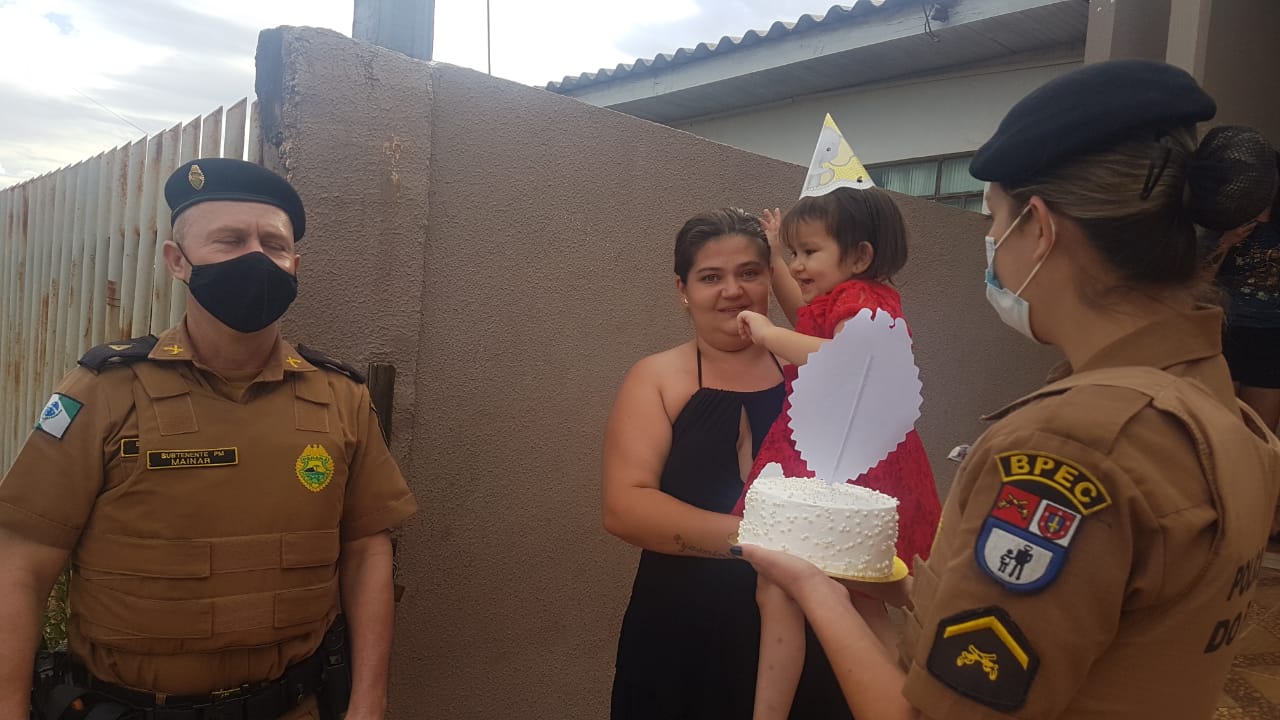 Imagem referente a Criança de 6 anos que já venceu o câncer e sofreu AVC recebe surpresa da PM em festa de aniversário