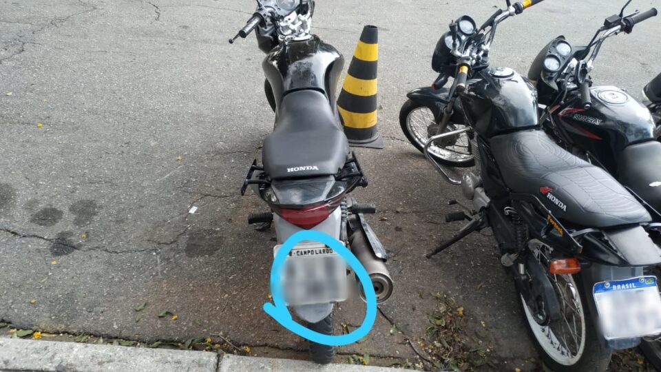 Imagem referente a Dupla em motocicleta roubada é abordada pela polícia e confessa que planejava assaltos