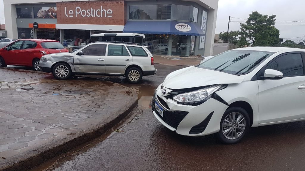 Toyota Yaris e Parati se envolvem em colisão no Bairro Neva