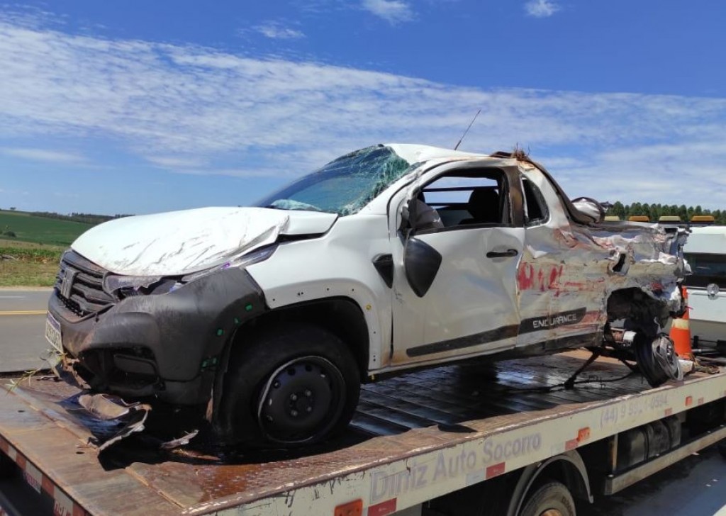 Imagem referente a Veículo com placas falsas colide contra caminhão e condutor foge em Iporã