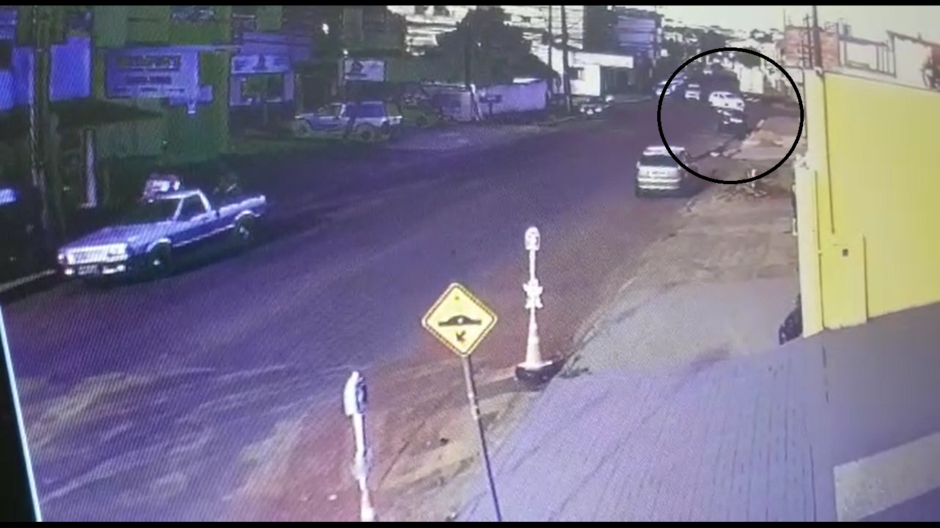 Imagem referente a Câmera flagra acidente entre carro e moto na Rua General Osório