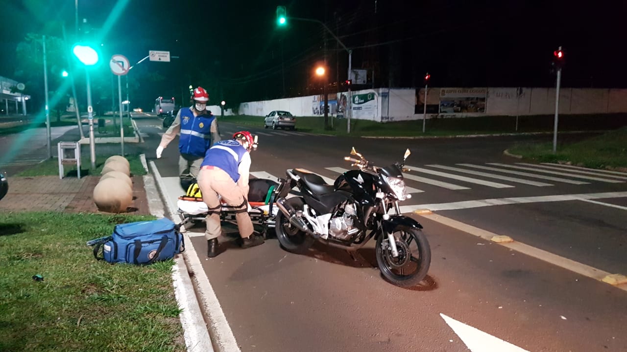 Imagem referente a Após pneu estourar, motorista perde controle e atinge motociclista parado em semáforo