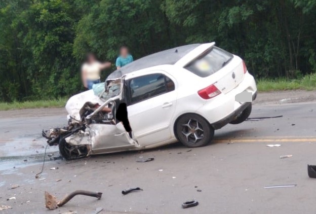 Imagem referente a Homem morre após colisão frontal entre carro e caminhão na BR-476