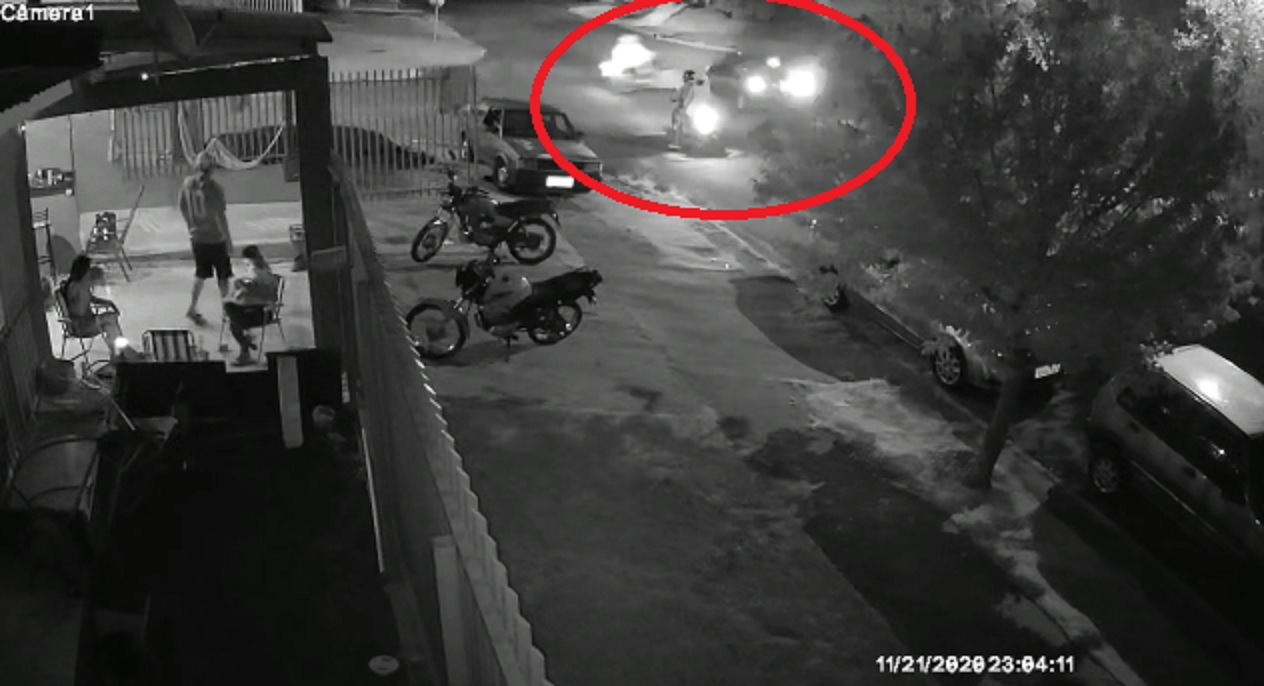 Imagem referente a Câmera registra grave colisão entre carro e moto no Jardim Clarito
