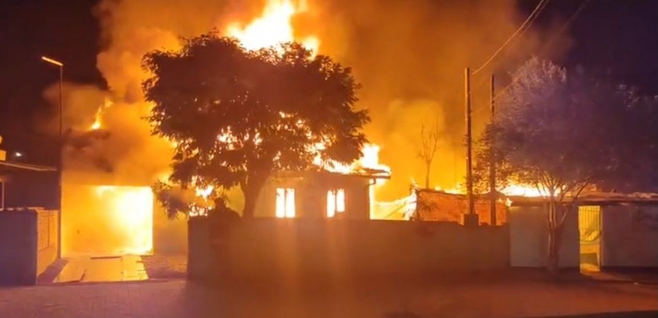 Imagem referente a Incêndio de grandes proporções destrói duas casas em Corbélia