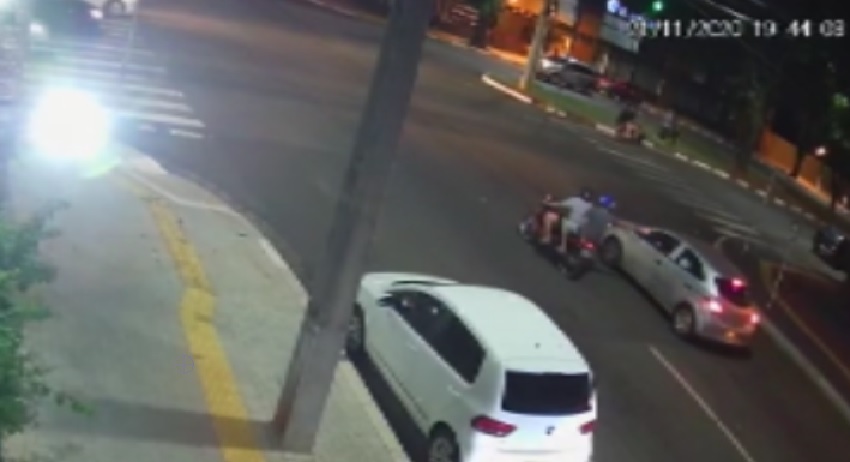 Imagem referente a Vídeo mostra empresário turco sendo assassinado dentro de carro, em Foz do Iguaçu