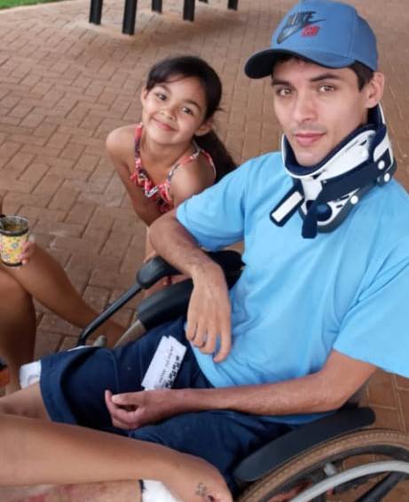 Imagem referente a Rapaz de 29 anos que se recupera de grave acidente precisa de cadeira de rodas