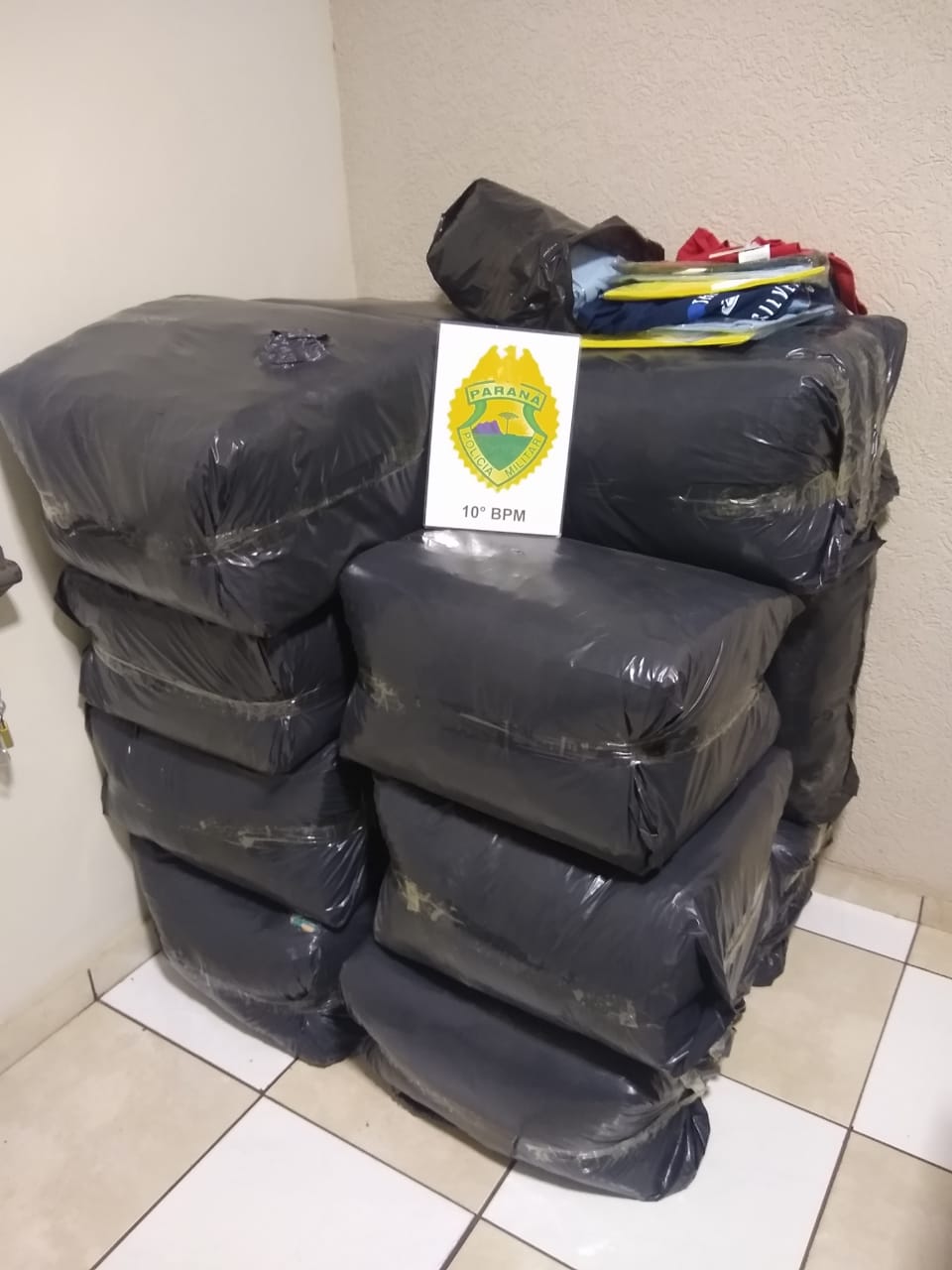Imagem referente a PM de Apucarana (PR) descobre paradeiro de autores de roubo à confecção e recupera 14 fardos de roupas