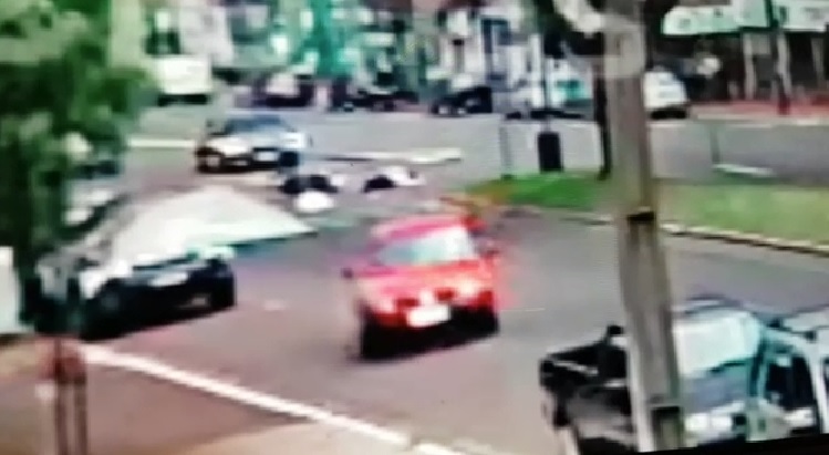 Imagem referente a Câmera flagra acidente entre carro e moto no Alto Alegre